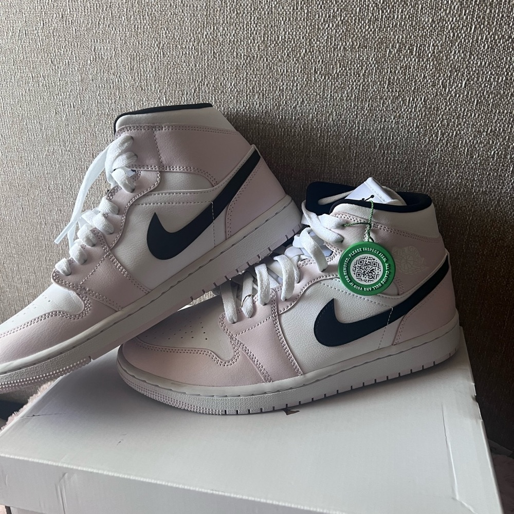 WMNS AIR JORDAN 1 MID BARELY ROSE